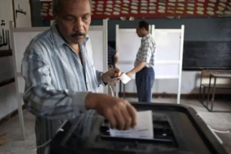 Eleitor depositando seu voto no primeiro turno (Marco Longari/AFP)