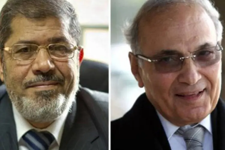 Resultados preliminares mostram que haverá segundo turno entre o candidato da Irmandade Muçulmana, Mohamed Mursi (E), e o ex-premier Ahmed Shafiq (Khaled Desouki/AFP)
