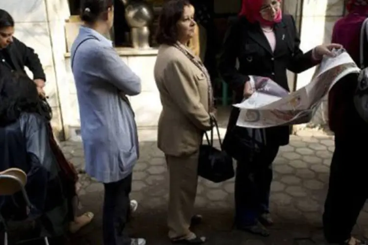 Egípcios permanecem horas na fila para exercer o direito do voto
 (Odd Andersen/AFP)
