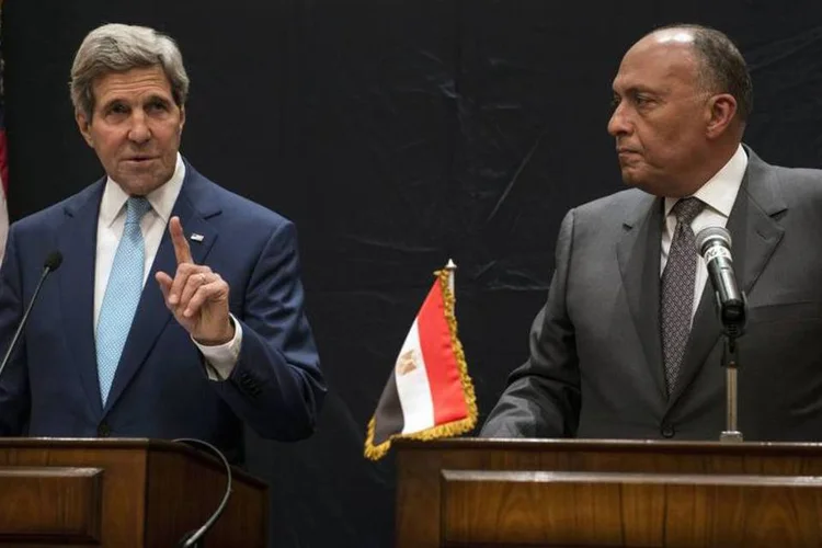 Chanceler do Egito, Sameh Shukri (D), e secretário de Estado dos EUA, John Kerry (Brendan Smialowski/Pool/Reuters)