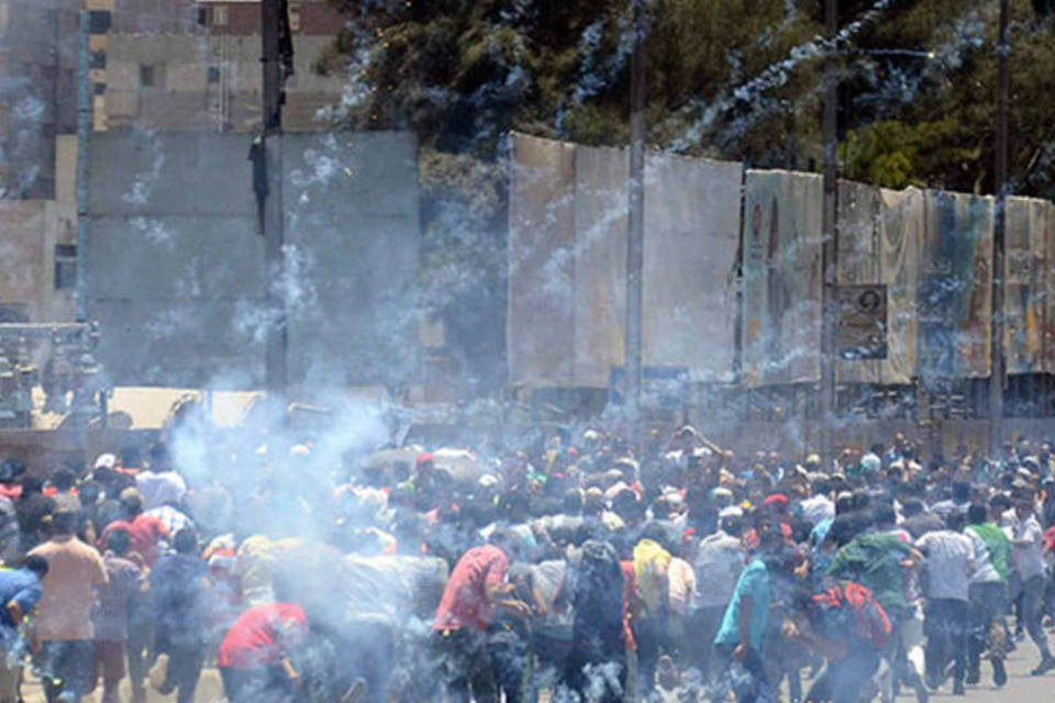 Protestos e explosões deixam 2 mortos e 24 feridos no Egito