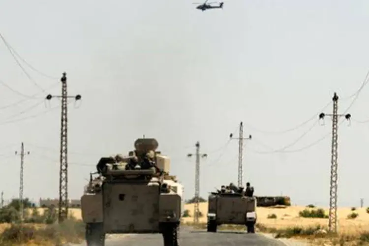 
	Soldados eg&iacute;pcios na passagem de fronteira de Rafah, entre o Egito e a Faixa de Gaza
 (AFP)