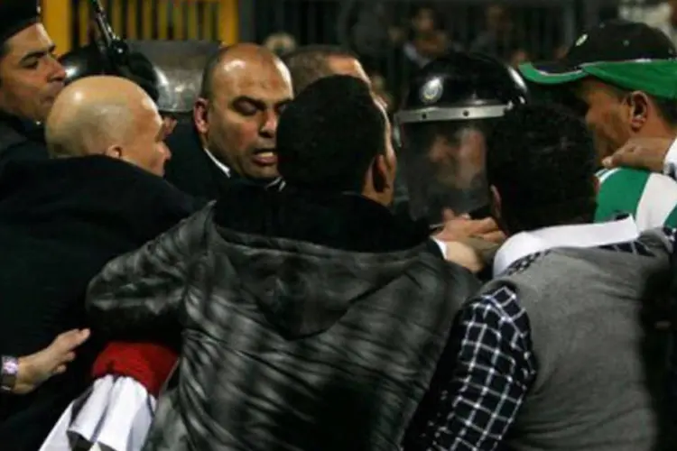 Policiais e torcedores entram em confronto após o fim da partida entre Al-Masry e Al-Ahly
 (AFP)