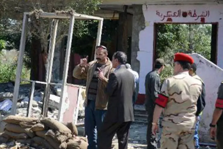 
	Militares eg&iacute;pcios observam &aacute;rea de ataque no Cairo que terminou com a morte de seis soldados: o ex&eacute;rcito atribuiu o ataque ao norte do Cairo &agrave; Irmandade Mu&ccedil;ulmana
 (Ahmed Gamel/AFP)