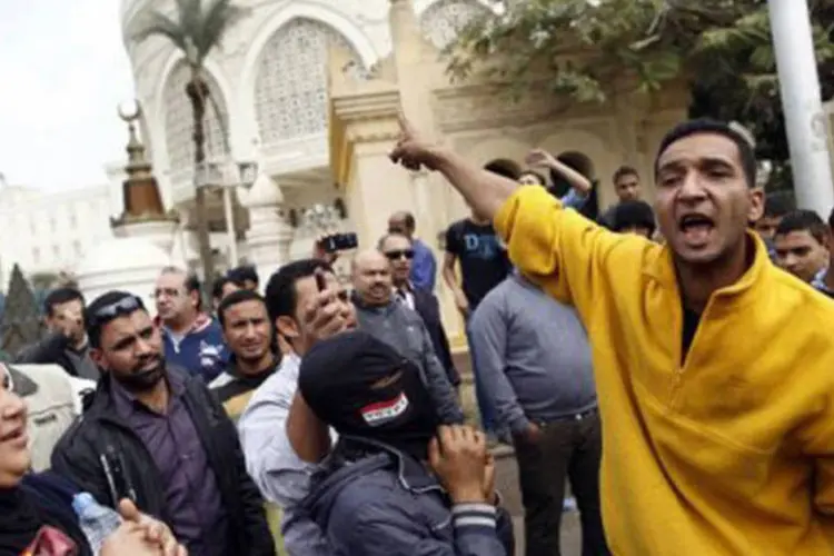 
	Manifestantes eg&iacute;pcios: a oposi&ccedil;&atilde;o denuncia a guinada autorit&aacute;ria do presidente e pede a anula&ccedil;&atilde;o do decreto que amplia consideravelmente seus poderes (Mahmoud Khaled/AFP)