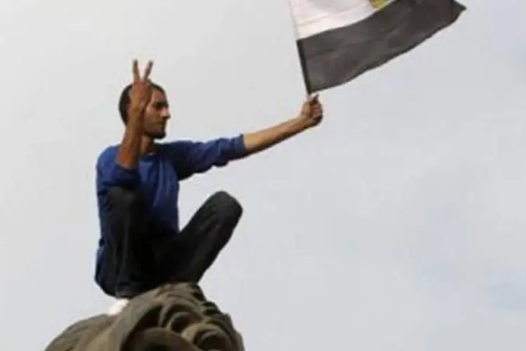 Manifestante agita bandeira egípcia: protesto parece reunir todas as religiões (Khaled Desouki/AFP)