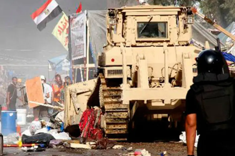 
	For&ccedil;as de seguran&ccedil;a eg&iacute;pcias desmontam um acampamento de partid&aacute;rios do presidente deposto Mohamed Mursi e membros da Irmandade Mu&ccedil;ulmana, no Cairo
 (AFP)