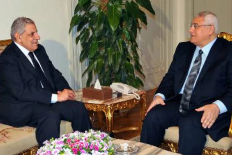 O presidente interino do Egito, Adly Mansour (D), recebe o novo premiê, Ibrahim Mahlab: premiê espera apresentar seu gabinete em três ou quatro dias (AFP)