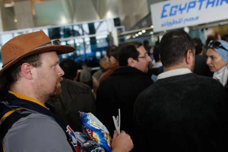 Aeroporto em Cairo durante os protestos: Egyptair já teve que alterar os horários dos voos (Chris Hondros/Getty Images)