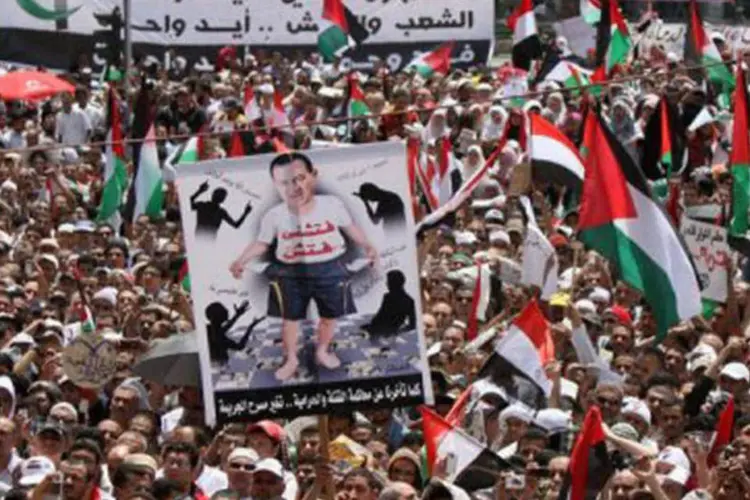 Egípcios protestam contra o governo do país, em um dos muitos movimentos que levaram à saída de Hosni Mubarak do poder
 (Khaled Desouki/AFP)