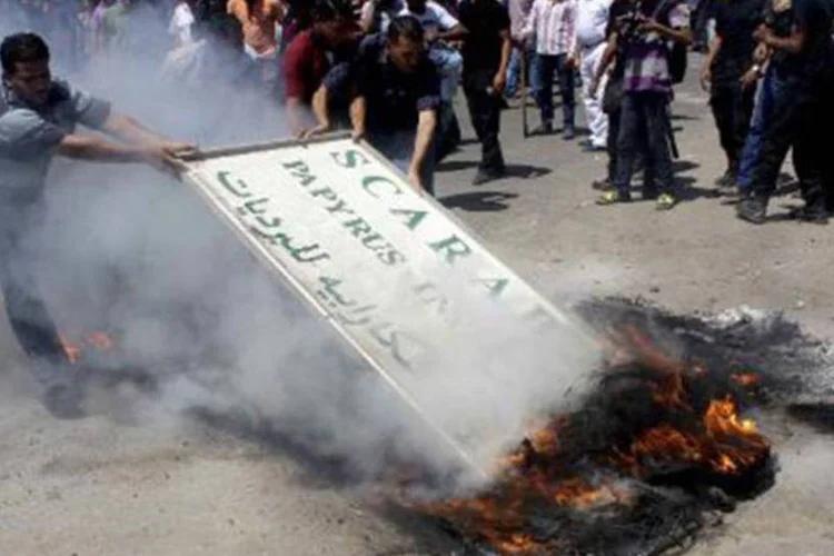 Egípcios durante manifestação de simpatizantes da Irmandade Muçulmana no 1º aniversário da deposição de Mohamed Mursi (Alaa Al-Sonoty/AFP)