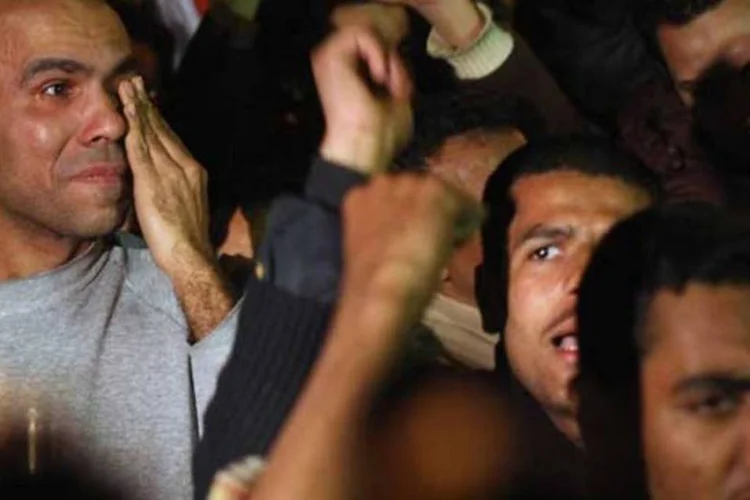 Manifestantes concentrados na praça Tahrir receberam com decepção o "Fico" de Mubarak (John Moore/Getty Images)