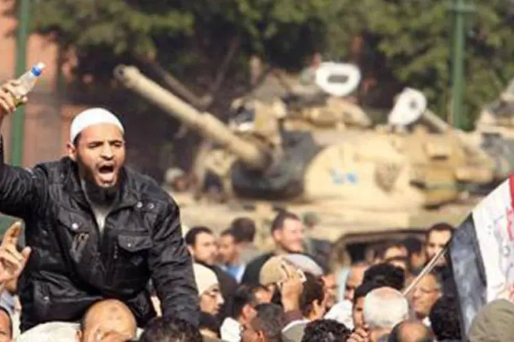 Manifestantes em frente a tanques do Exército, durante manifestação no Cairo (Suhaib Salem/REUTERS)
