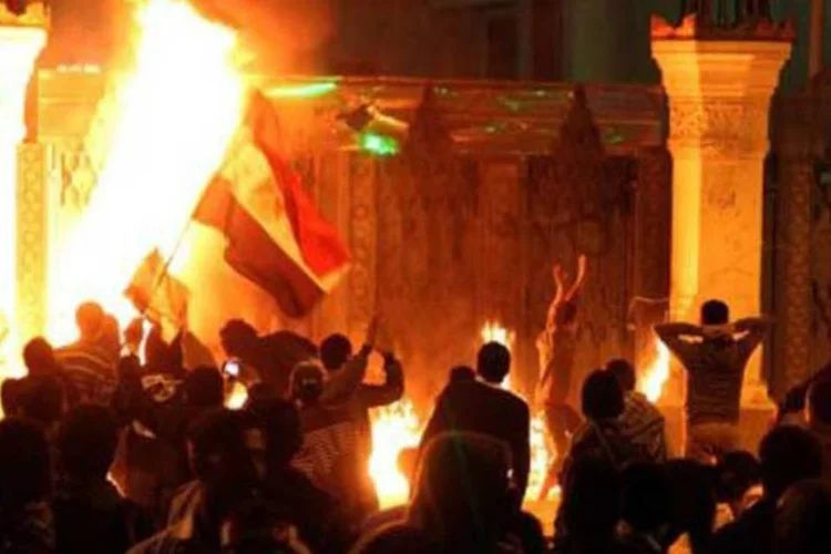 Confrontos entre policiais e manifestantes, na sexta-feira, no Egito, principalmente perto do palácio presidencial no Cairo (AFP)