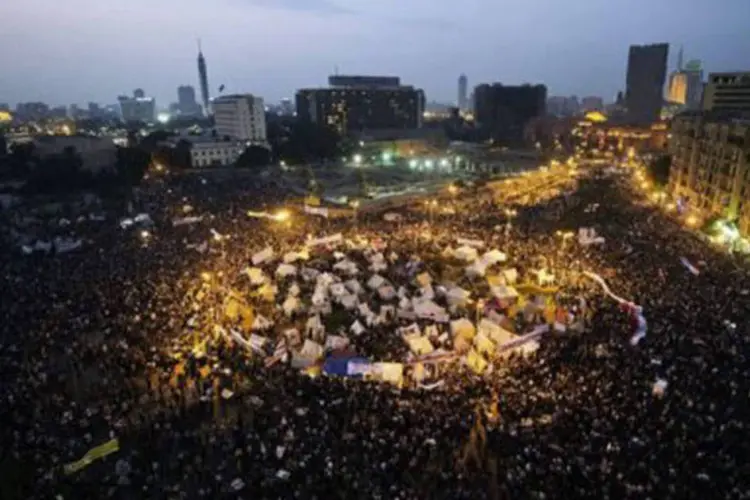 
	Milhares de eg&iacute;pcios protestam contra o decreto do presidente Mohamed Mursi em 27 de novembro na Pra&ccedil;a Tahrir, no Cairo
 (Gianluigi Guercia/AFP)