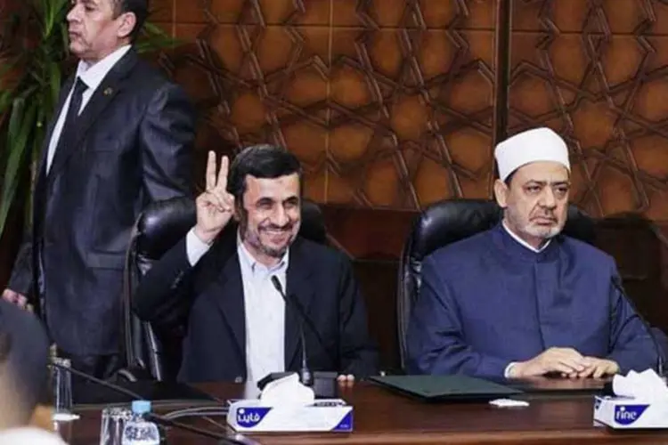 
	Ahmadinejad faz o sinal da vit&oacute;ria durante uma reuni&atilde;o com Al-Tayeb
 (AFP/ Gianluigi Guercia)