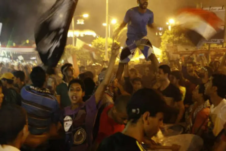 
	Integrantes do Ultras, grupo radical que apoia o presidente deposto Mohamed Mursi, gritam e balan&ccedil;am bandeiras pr&oacute;ximo &agrave; Universidade do Cairo, no Egito
 (REUTERS/Amr Abdallah Dalsh)