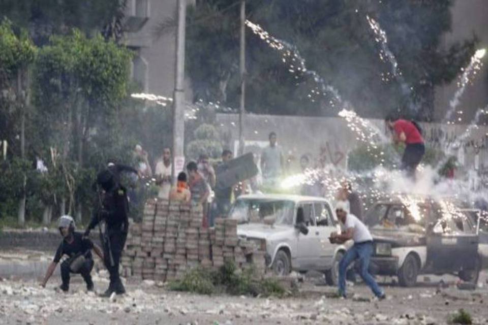 Manifestantes pró-Mursi se entrincheiram em praças no Egito
