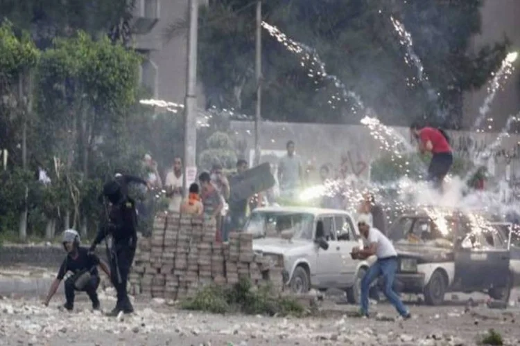
	Viol&ecirc;ncia da manh&atilde; de s&aacute;bado agravou as preocupa&ccedil;&otilde;es internacionais com a instabilidade no mais populoso pa&iacute;s &aacute;rabe, onde em 3 de julho os militares depuseram o governo democraticamente eleito
 (Reuters)