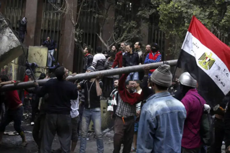 Egito comemora dois anos de rebelião que derrubou o presidente Hosni Mubarak com protestos contra presidente eleito democraticamente
 (Amr Abdallah Dalsh/Reuters)