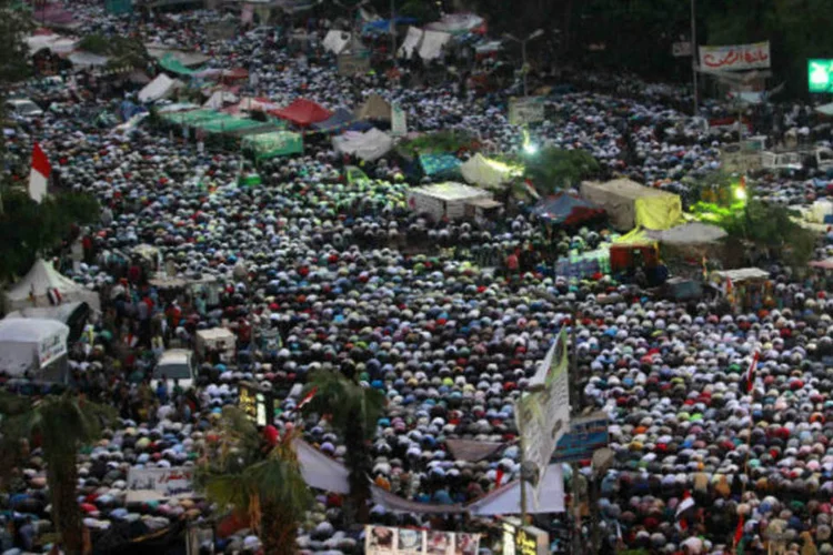 
	Apoiadores do presidente deposto do Egito, Mohamed Mursi, oram na pra&ccedil;a Rabaa Adawiya, onde est&atilde;o acampados no Cairo: Beblaui come&ccedil;ou consultas para formar seu Executivo um dia ap&oacute;s ser nomeado primeiro-ministro
 (Louafi Larbi/Reuters)