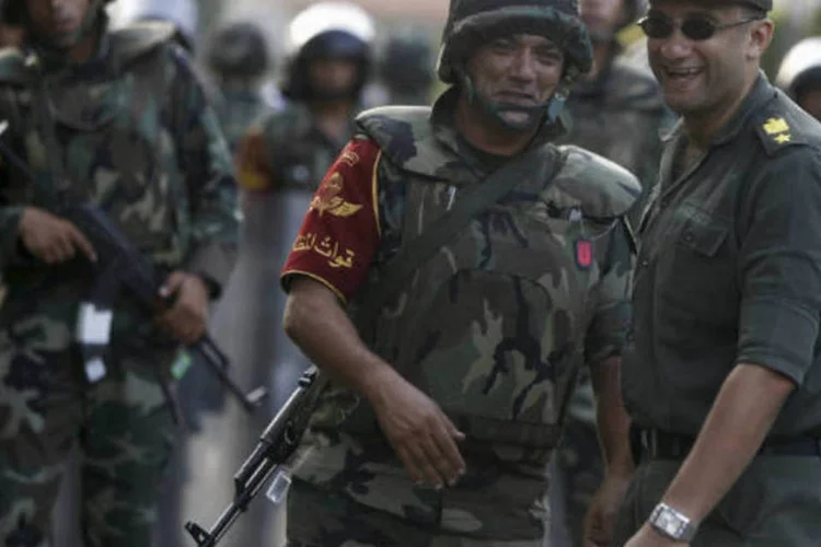 
	Soldados do ex&eacute;rcito tomam posi&ccedil;&atilde;o em frente aos manifestantes que s&atilde;o contra o presidente do Egito, Mohamed Mursi, no Cairo: novo processo de transi&ccedil;&atilde;o come&ccedil;ou depois de deposi&ccedil;&atilde;o Mursi
 (REUTERS/Amr Abdallah Dalsh)