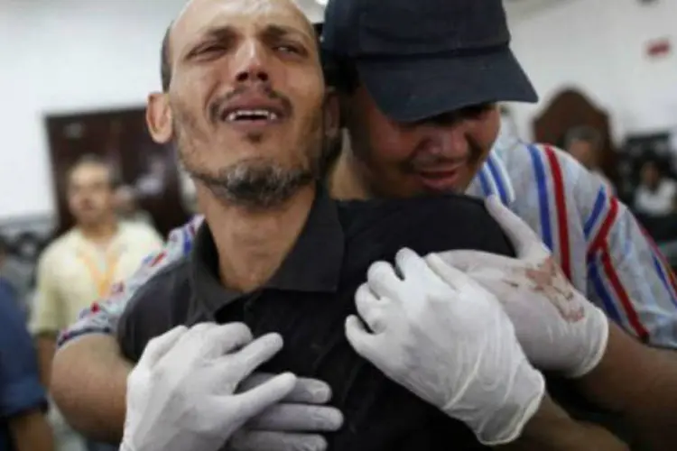 Homem chora em um hospital para onde vítimas dos confrontos entre a polícia egípcia e simpatizantes da Irmandade Muçulmana são levados (Mahmoud Khaled/AFP)