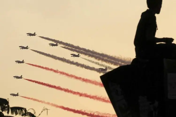 
	Silhueta de homem e jatos militares no Cairo
 (Mohamed Abd El Ghany/Reuters)