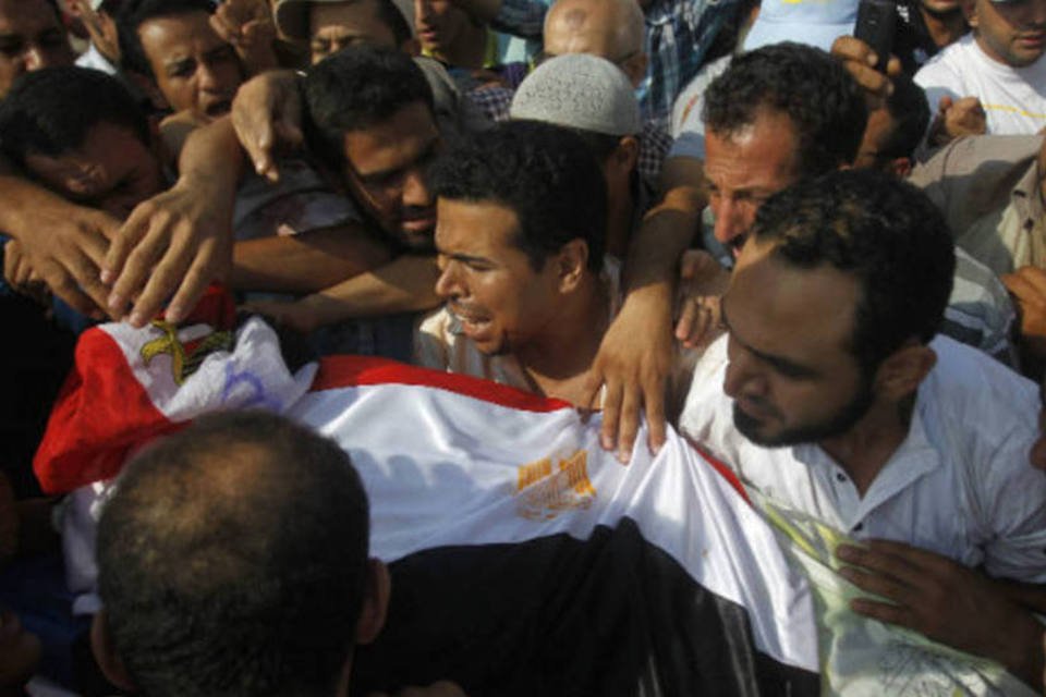 Confrontos no Cairo deixam 40 mortos