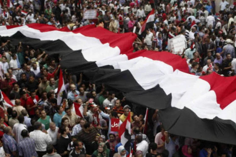 
	Em Alexandria, pelo menos 12 pessoas morreram em confrontos entre simpatizantes e oponentes de&nbsp;Mursi, elevando a 30 o n&uacute;mero de&nbsp;mortos&nbsp;em epis&oacute;dios de viol&ecirc;ncia ocorridos no Egito nesta sexta-feira. Centenas de pessoas ficaram feridas
 (Asmaa Waguih)