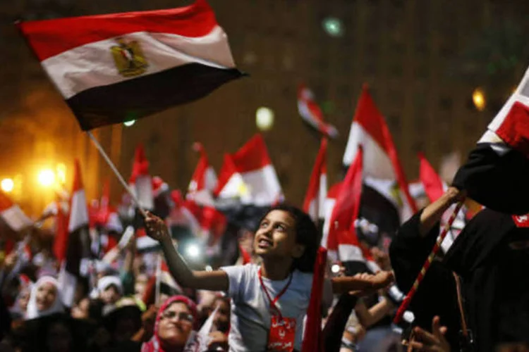 
	Manifestantes contra o Mohamed Mursi: os opositores a Mursi impediram ent&atilde;o a passagem dos islamitas, que se desviaram rumo &agrave; citada ponte e come&ccedil;aram a disparar balas de borracha contra os primeiros.
 (REUTERS/Suhaib Salem)