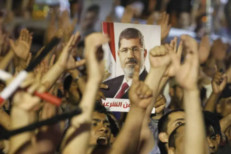 
	Integrantes da Irmandade Mu&ccedil;ulmana e apoiadores do presidente deposto Mohamed Mursi: a confraria denunciou que Mursi se encontra sob cust&oacute;dia militar e incomunic&aacute;vel, embora oficialmente esteja em paradeiro desconhecido.
 (REUTERS/Louafi Larbi)