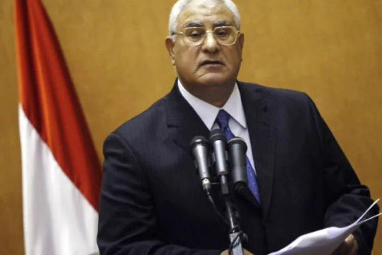
	Mansour &eacute; o novo l&iacute;der que dever&aacute; convocar e supervisionar elei&ccedil;&otilde;es presidenciais durante um per&iacute;odo interino, e poder&aacute; fazer declara&ccedil;&otilde;es constitucionais e designar um chefe de Governo com prerrogativas
 (Amr Abdallah Dalsh/Reuters)