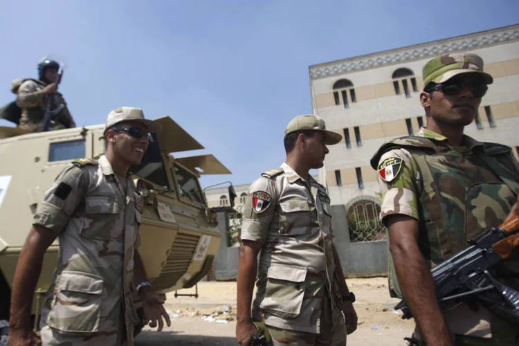 
	Oficiais do ex&eacute;rcito eg&iacute;pcio em uma estrada: nota da AI foi divulgada ap&oacute;s as For&ccedil;as Armadas terem deposto Mursi ontem &agrave; noite e suspenderem a Constitui&ccedil;&atilde;o
 (Khaled Abdullah/Reuters)