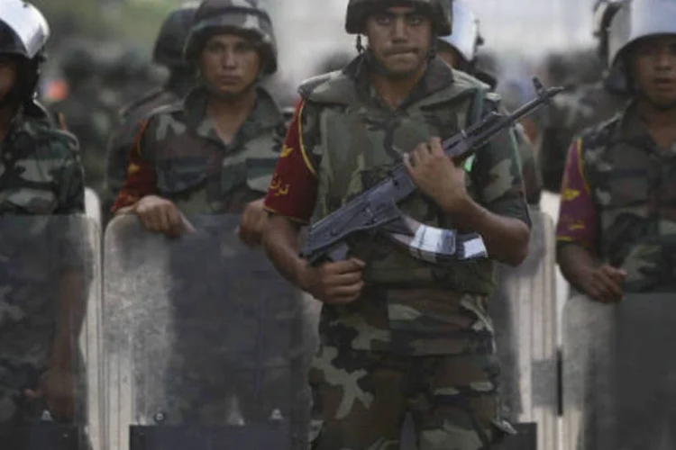 
	Soldados do ex&eacute;rcito tomam posi&ccedil;&atilde;o em frente aos manifestantes que s&atilde;o contra o presidente do Egito, Mohamed Mursi, no Cairo: deposi&ccedil;&atilde;o &eacute; &ldquo;ruptura da ordem democr&aacute;tica&quot;, disse porta-voz
 (REUTERS/Amr Abdallah Dalsh)