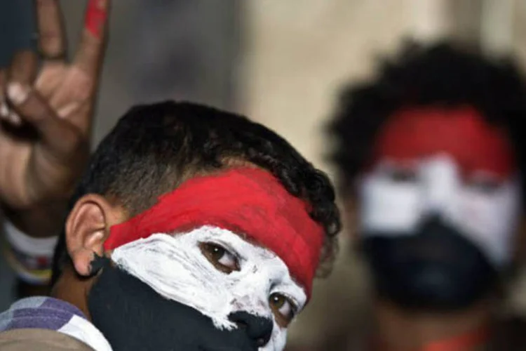 Jovens egípcios comemoram a queda do presidente Mohamed Mursi no Cairo (AFP / Khaled Desouki)