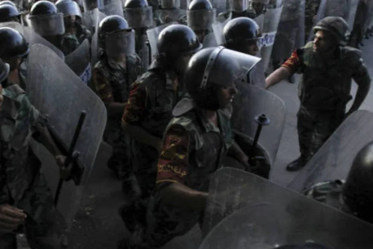  Soldados do exército tomam posição em frente aos manifestantes que são contra o presidente do Egito, Mohamed Mursi, no Cairo (REUTERS/Amr Abdallah Dalsh)