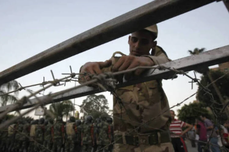 
	Mursi, ligado &agrave; Irmandade Mu&ccedil;ulmana e h&aacute; um ano no cargo, permanecia em um quartel da Guarda Republicana, cercado por arame farpado, barreiras e soldados
 (REUTERS/Amr Abdallah Dalsh)