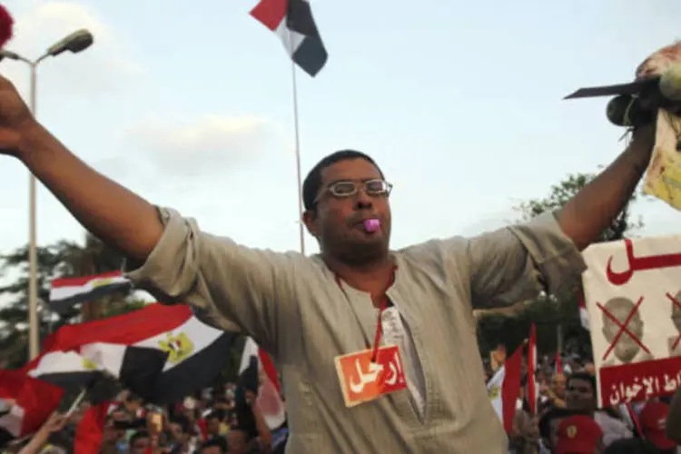 
	Manifestante contra o presidente do Egito, Mohamed Mursi: o governo Mursi tem o apoio de vizinhos considerados importantes na regi&atilde;o, como o Catar, os Emirados &Aacute;rabes Unidos e a Ar&aacute;bia Saudita.
 (REUTERS/Amr Abdallah Dalsh)