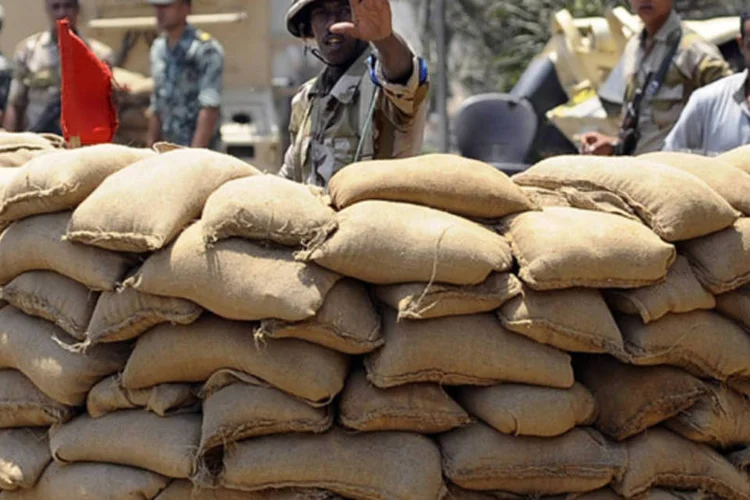 
	Soldados do ex&eacute;rcito do Egito s&atilde;o vistos implantados a frente de demonstra&ccedil;&otilde;es contra o presidente Mohamed Mursi no Cairo, no Egito: tanques fecharam acessos &agrave; pra&ccedil;a Rabea al Adauiya, na capital
 (Amr Abdallah Dalsh/Reuters)
