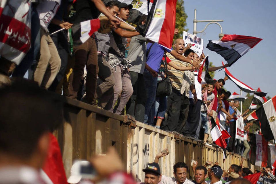 
	Manifestantes protestam contra o presidente eg&iacute;pcio Mohamed Mursi em frente ao pal&aacute;cio presidencial
 (REUTERS/Suhaib Salem)
