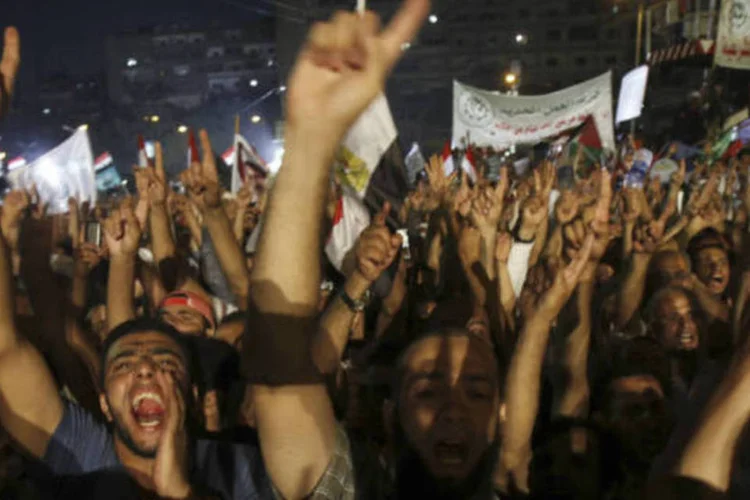 Protestos: um cidadão norte-americano foi morto a facadas em Alexandria enquanto registrava um ato contra a Irmandade Muçulmana, à qual Morsi é filiado. Um egípcio também foi morto na cidade (REUTERS/Amr Abdallah Dalsh)