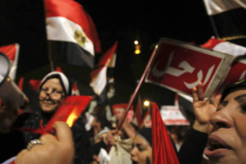 Duas pessoas morreram na quarta-feira em confrontos de rua entre partidários e opositores do presidente egípcio, Mohamed Mursi, da Irmandade Muçulmana, na cidade de Mansoura (REUTERS/Amr Abdallah Dalsh)