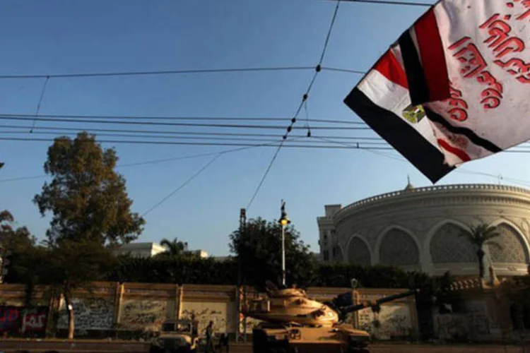 
	Tanques do ex&eacute;rcito estacionam em frente ao Pal&aacute;cio Presidencial no Cairo: as medidas de seguran&ccedil;a foram refor&ccedil;adas com o desdobramento de 120 mil militares
 (Patrick Baz/AFP)