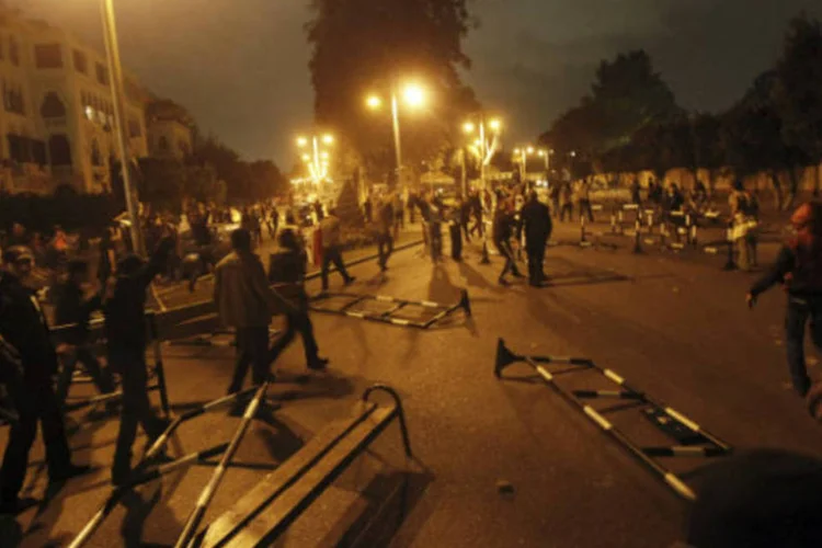 
	Manifestantes contra Mursi enfrentam a tropa de choque em frente ao pal&aacute;cio presidencial no Cairo, no Egito: Estas s&atilde;o as primeiras demiss&otilde;es na equipe de Mursi desde o in&iacute;cio da crise
 (REUTERS/Amr Abdallah Dalsh)