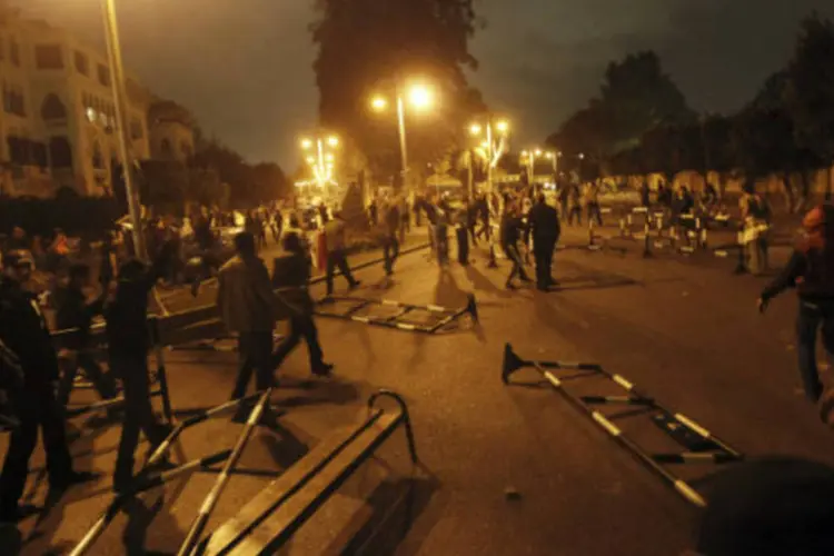 Manifestantes contra Mursi enfrentam a tropa de choque em frente ao palácio presidencial no Cairo, no Egito (REUTERS/Amr Abdallah Dalsh)