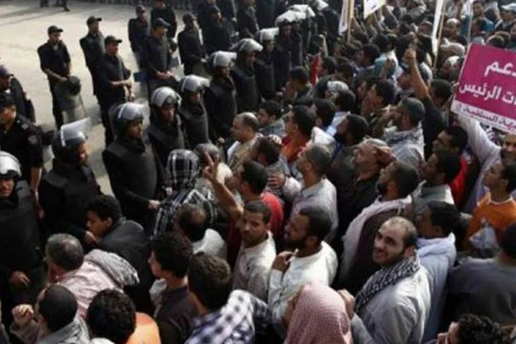 Partidários do presidente Mursi manifestam em frente à sede da Alta Corte Constitucional (©AFP / Mahmoud Khaled)
