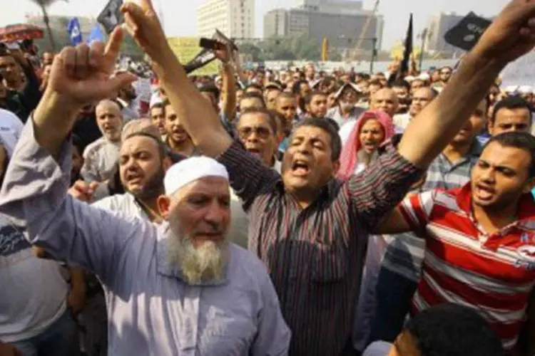 
	Salafistas eg&iacute;pcios gritam palavras de ordem durante protesto na Pra&ccedil;a Tahrir, em 2 de novembro: &quot;P&atilde;o, liberdade e sharia&quot;, pediam
 (AFP)