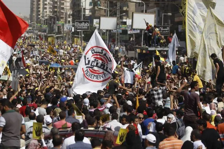 
	Protestos no Egito: desde a deposi&ccedil;&atilde;o do presidente Mohamed Mursi, em julho, os &uacute;nicos jogos de futebol no Egito envolveram a sele&ccedil;&atilde;o nacional e dois clubes
 (Amr Abdallah Dalsh/Reuters)