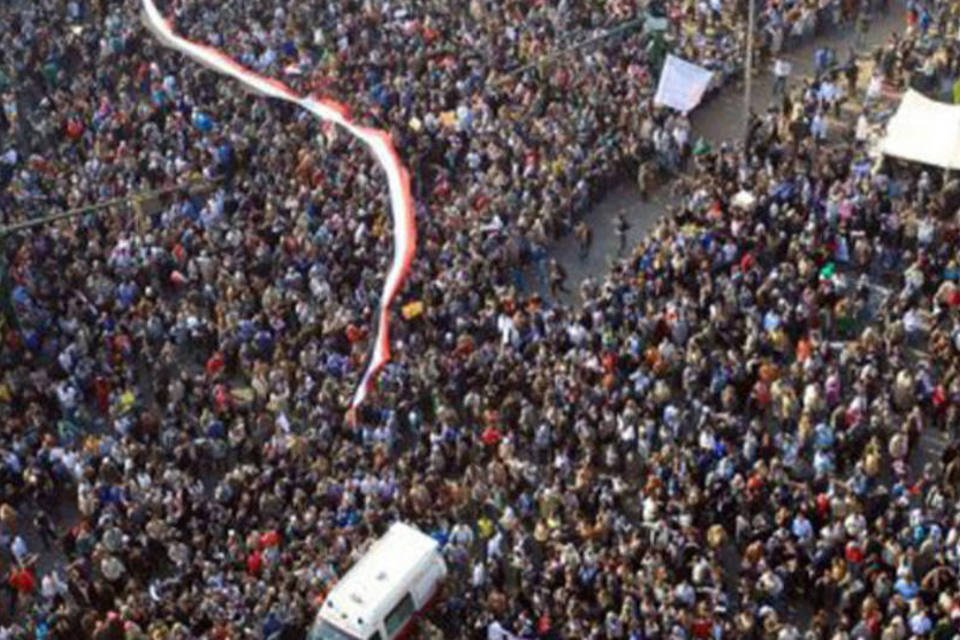Milhares de pessoas permanecem na Praça Tahrir